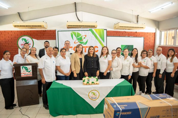Celebra CECyTEC Castaños 32 años formando generaciones de jóvenes