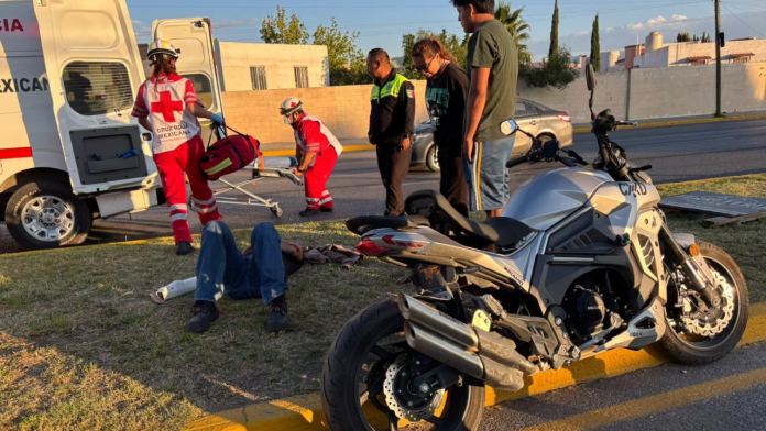 Camioneta embiste a motociclista y lo deja lesionado en bulevar de Saltillo
