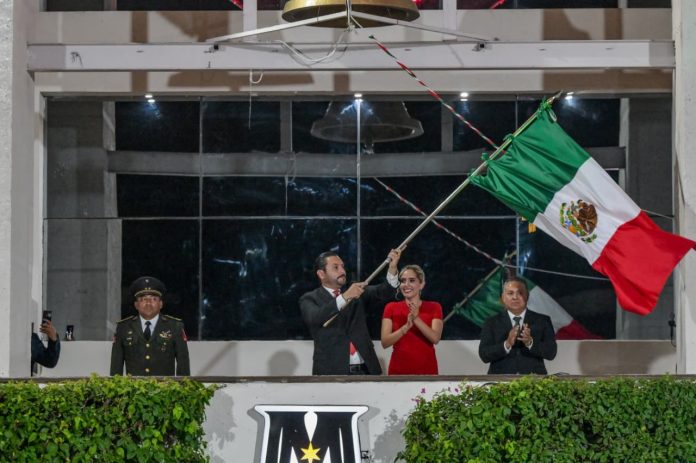 Carlos Villarreal celebra con familias de Monclova el Grito de Independencia