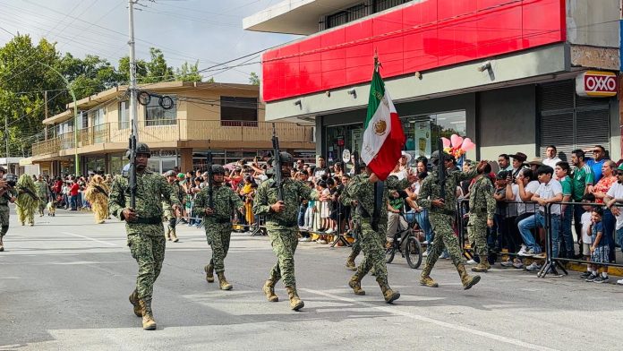 Encabeza Emilio de Hoyos desfile cívico-militar por las fiestas patrias