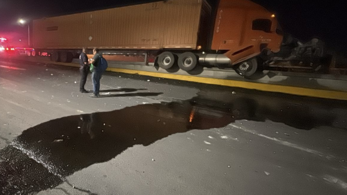 Dormitada de trailero provoca derrame de diésel y caos vial en el bulevar Miguel Ramos Arizpe