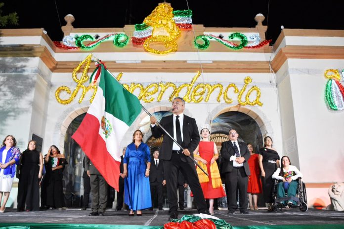 Encabeza Víctor Leija el grito de independencia en Cuatro Ciénegas