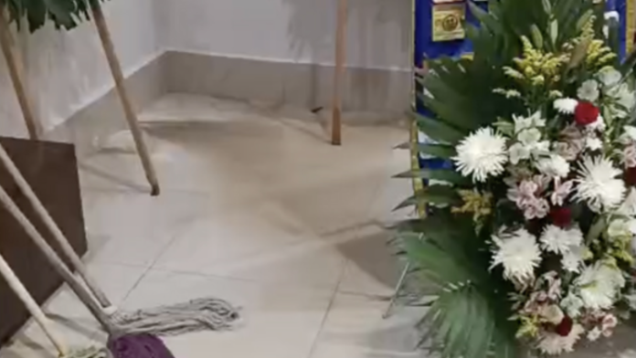Entre charcos y malos olores, familia denuncia condiciones de capilla de velación en Saltillo
