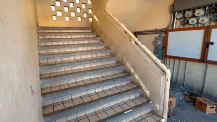 Escaleras del Bar La Barra Negra