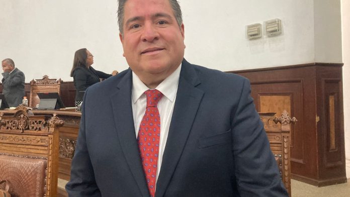 Fernando Rodríguez gana batalla jurídica y acusa a Antonio Flores de convertir la diputación en un conflicto de amparos, ausencias y confrontaciones