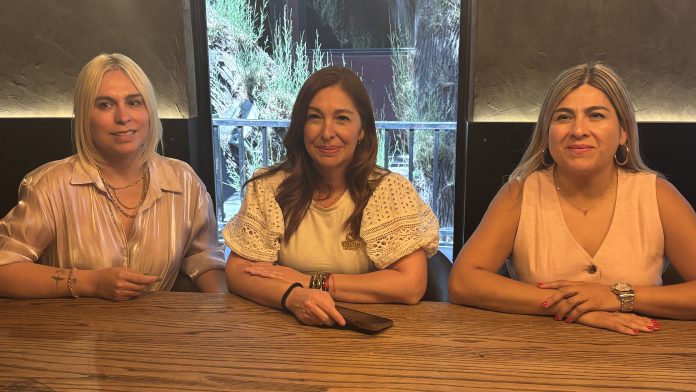 Directivas anunciando la cumbre empresarial AMMJE en Saltillo