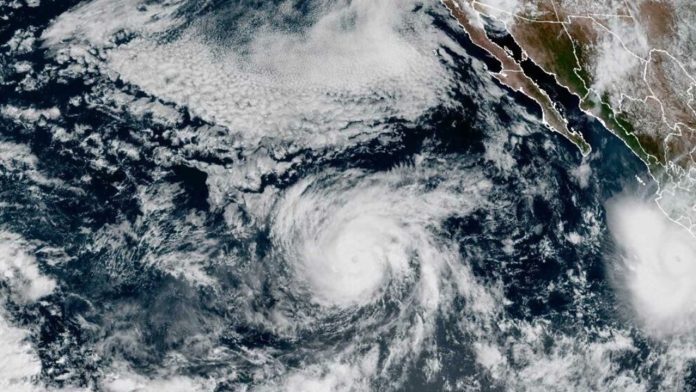 Huracán Polo en BCS baja a categoría 3 y nueva depresión tropical amenaza el sur de México