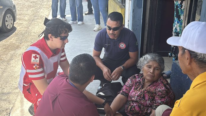 Paramédicos atienden a mujer en el Banco del Bienestar Monclova