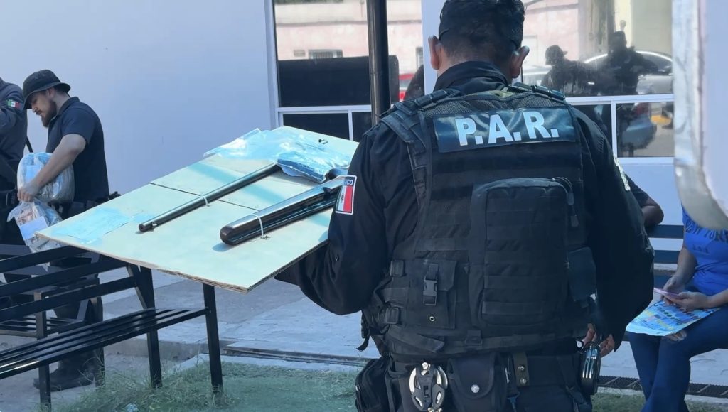 Cinco armas fueron aseguradas en el operativo.