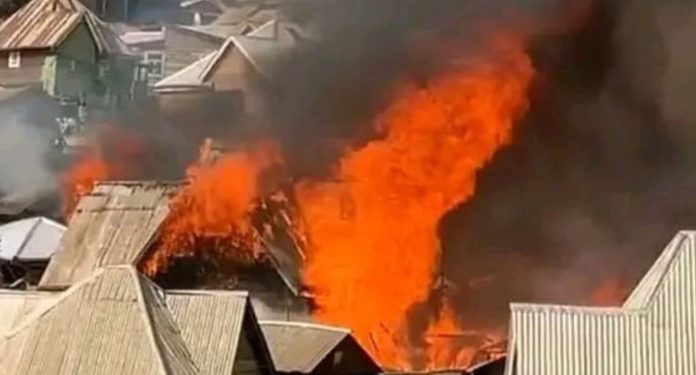 Incendio en escuela deja al menos 15 alumnos fallecidos