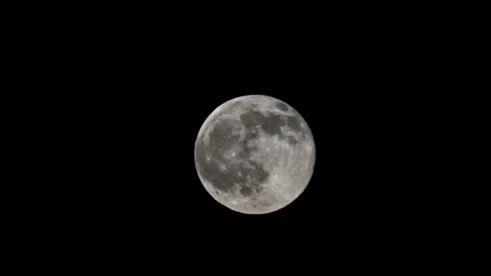 La Luna de Cosecha ilumina el cielo de Saltillo