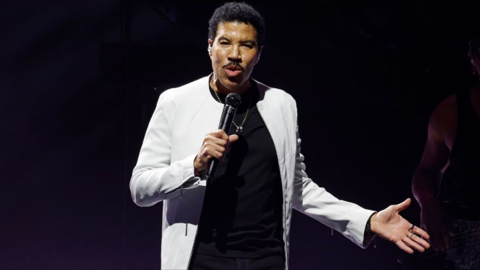 Lionel Richie preocupa a sus fans tras requerir atención médica después de un concierto