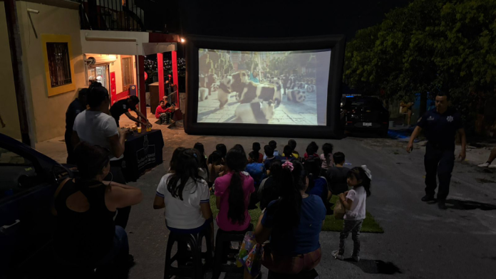 Lleva Comisaría a 19 colonias Cine con tu Policía