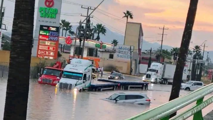 Lluvias ponen a prueba a Saltillo; encharcamientos invaden principales bulevares