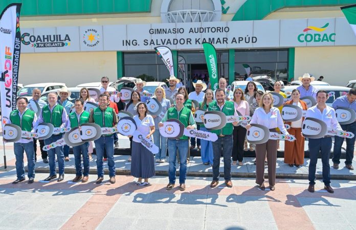 Manolo Jiménez y Carlos Villarreal entregan apoyos del DIF Coahuila