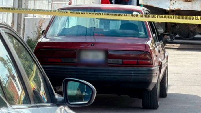 Muere de infarto dentro de su auto