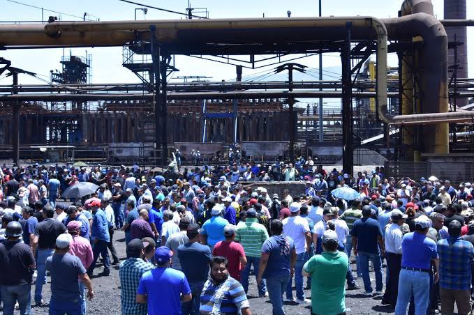Obreros de AHMSA reciben con lágrimas y esperanza avance en venta de la siderúrgica