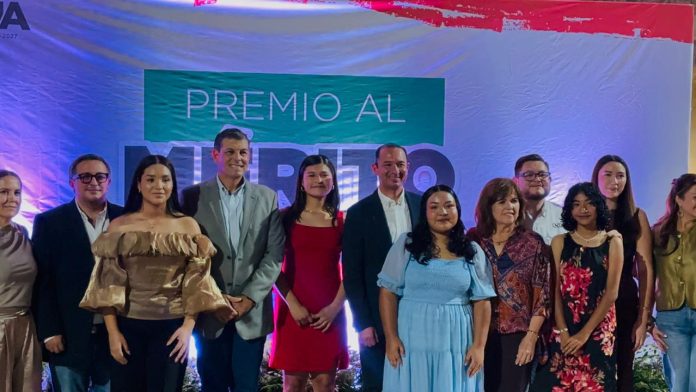 Reconoce Municipio el talento y liderazgo de la juventud acuñense