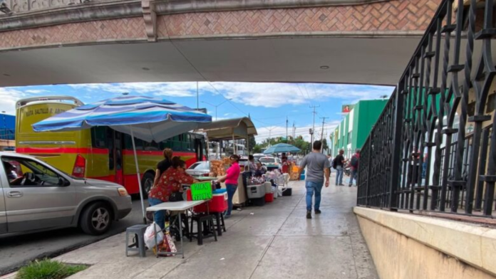 Pacientes sortean obstáculos para ingresar al IMSS 2 de Saltillo