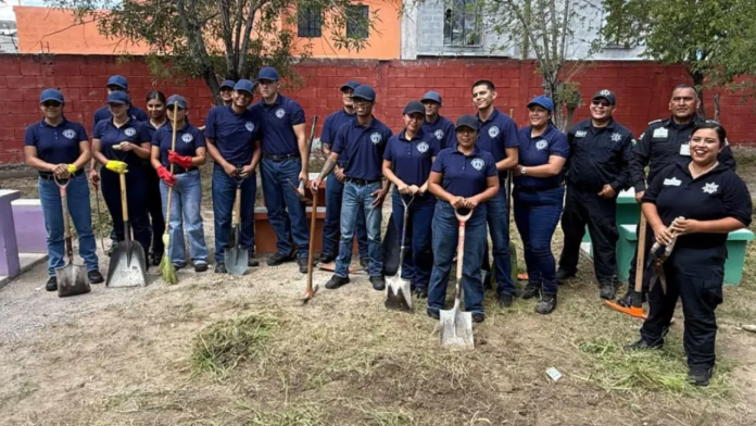 Policías y cadetes de Saltillo se suman a limpieza de primaria