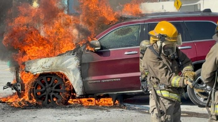 Cortocircuito incendia camioneta y la deja en cenizas en la CTM de Saltillo