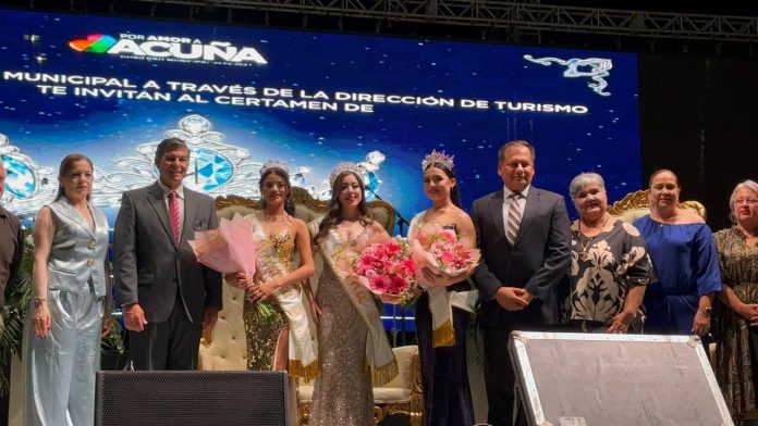 Coronan a Amor Itzel como Reina de las Fiestas de la Amistad