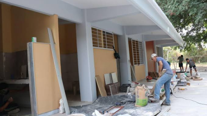 Regreso a clases incompleto en Coahuila: alumnos toman clases en línea por obras inconclusas