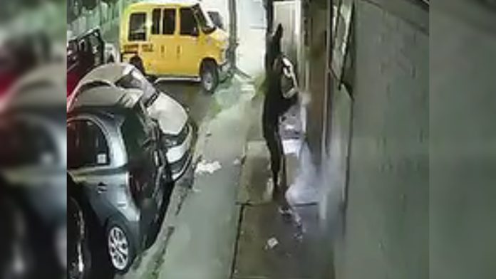 Sujetos incendian automóvil y vivienda