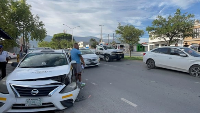 Taxista de 72 años provoca accidente al intentar recoger pasaje en Saltillo