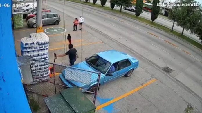 Trabajador corre y salva a niña de 3 años de ser atropellada