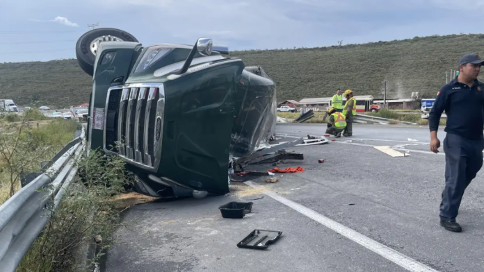 Trailero queda atrapado tras aparatosa volcadura en libramiento de Saltillo
