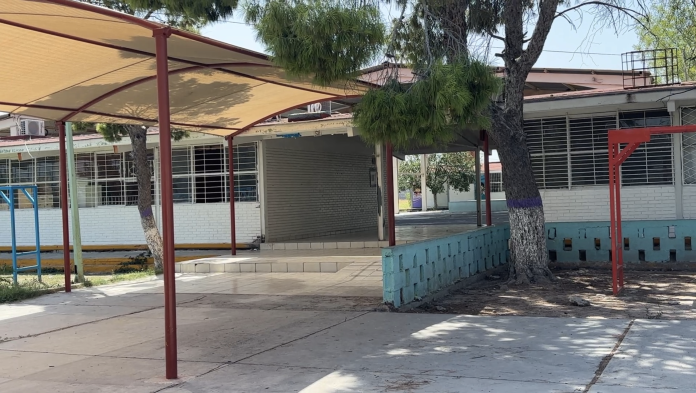 Fachada de la Escuela Américas Unidas con daños estructurales en Frontera