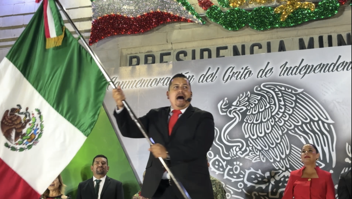 Alcalde Javier Flores durante el Grito de Independencia en San Buenaventura