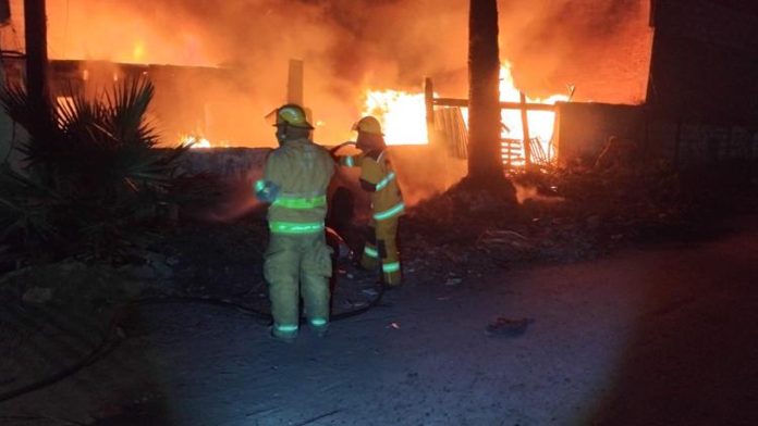 Voraz incendio en vivienda consume finca tras quemarse una palma