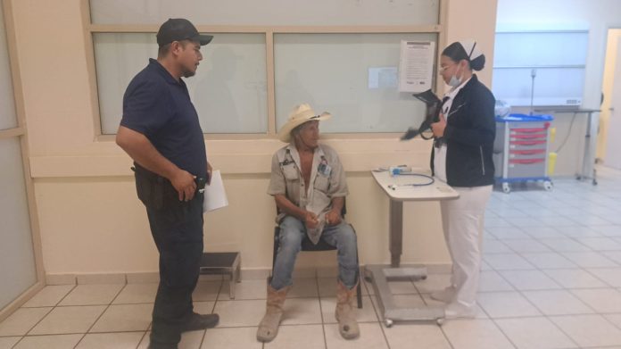 Policías de Múzquiz auxiliaron a un adulto mayor que sufrió una crisis de salud mientras se encontraba solo en un rancho y lo trasladaron al Hospital de Palaú.