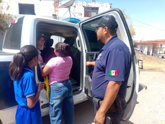 Policías de Múzquiz auxiliaron a un adulto mayor de 87 años que estaba desorientado y lo trasladaron hasta Barroterán con su familia.