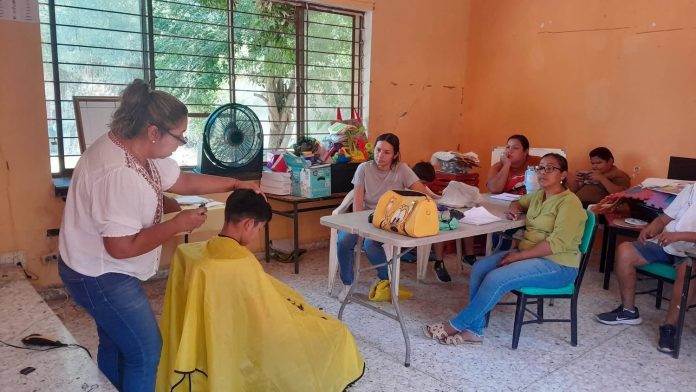 El DIF Múzquiz impartió un curso de corte de cabello escolar para capacitar a mujeres y generar oportunidades de autoempleo.