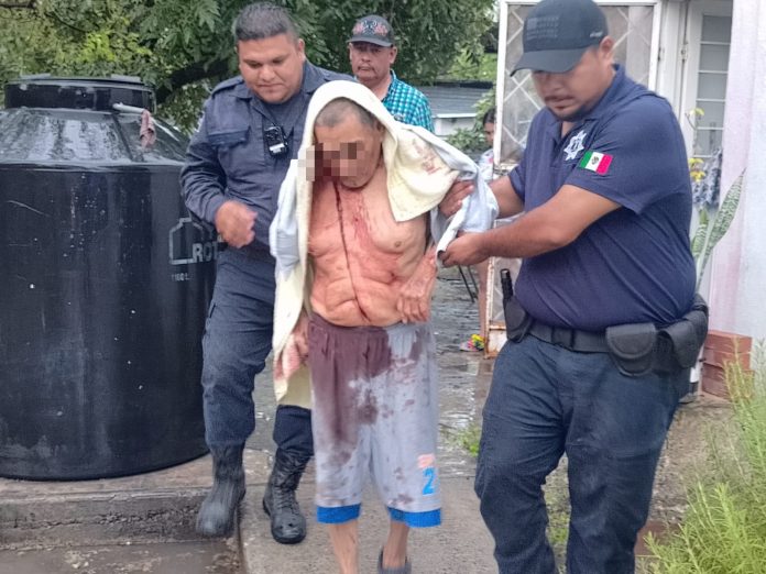 Seguridad Pública auxilió a un adulto mayor que cayó y se golpeó la cabeza al intentar impedir el ingreso de lluvia a su vivienda.