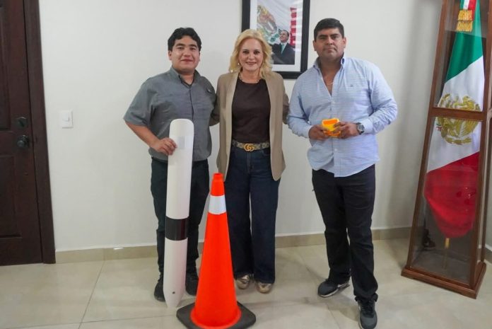 Ciudadanos de Palaú donaron conos, divisores y vialetas al Gobierno de Múzquiz para fortalecer la señalización y seguridad vial.