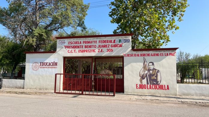 Autoridades y familias buscan reanudar las clases presenciales en la primaria Benito Juárez tras delimitar una barda de riesgo.