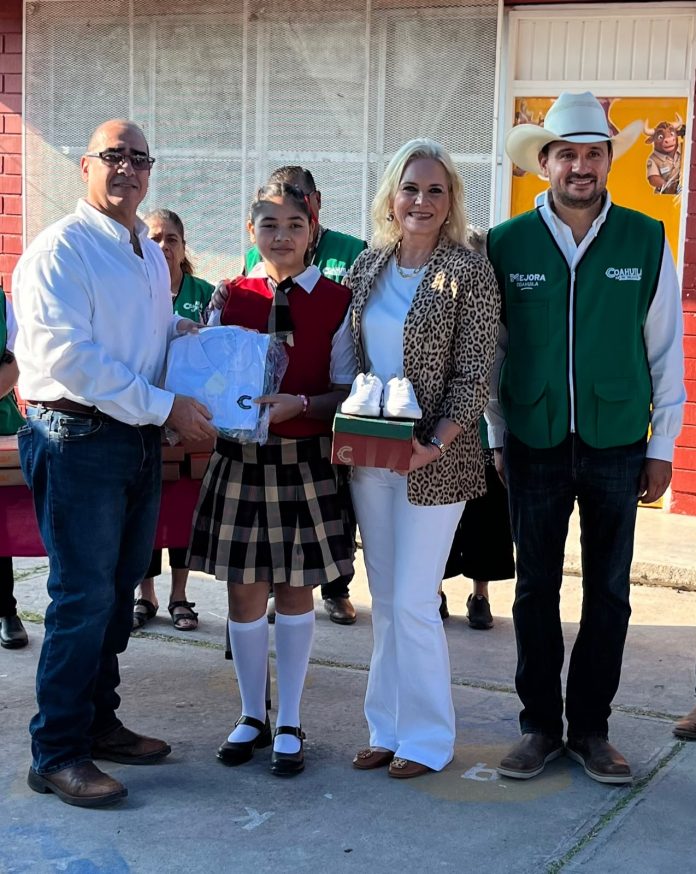 Alumnos de la primaria Melchor Múzquiz recibieron uniformes, calzado y útiles escolares mediante el programa Impulso Educativo.