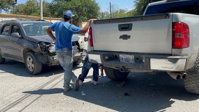 Un adolescente de 15 años se vio involucrado en un choque entre dos camionetas en la colonia La Casa Azul; no hubo personas lesionadas.