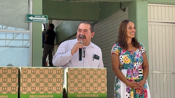 La Secundaria Agustín Terrazas reconoció al gobernador Manolo Jiménez por la entrega de útiles escolares para 650 estudiantes.