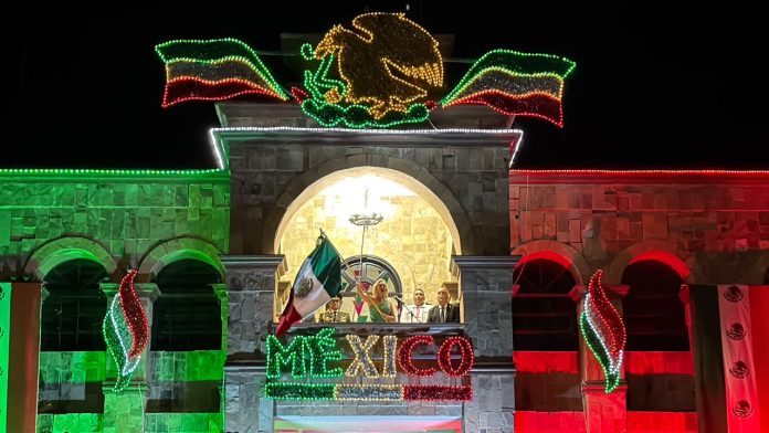 ¡Viva México! Laura Jiménez encabeza el Grito de Independencia en Múzquiz