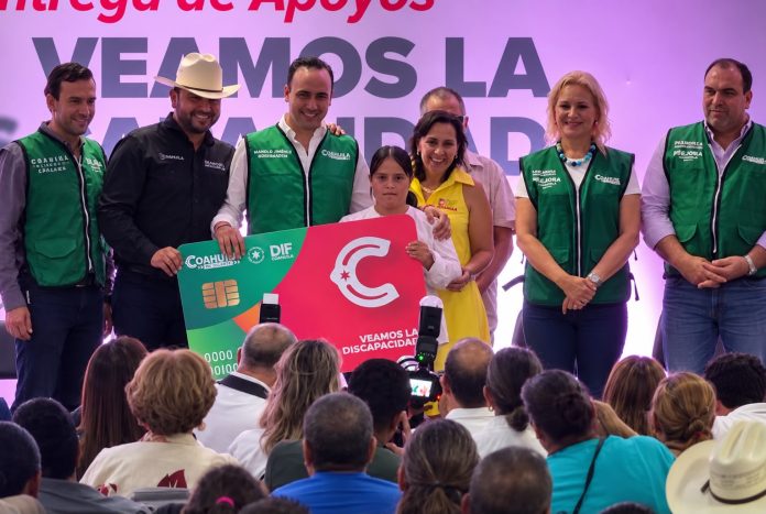 Manolo Jiménez encabezó en Múzquiz la entrega de 185 becas, 96 aparatos funcionales y 104 auditivos para personas con discapacidad.