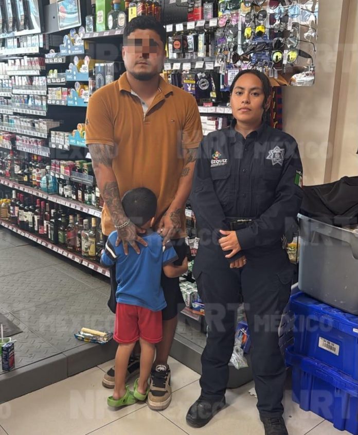 Un niño de cuatro años llegó solo a un OXXO en Múzquiz. Policías municipales localizaron a su padre y lograron reunirlo con su familia.