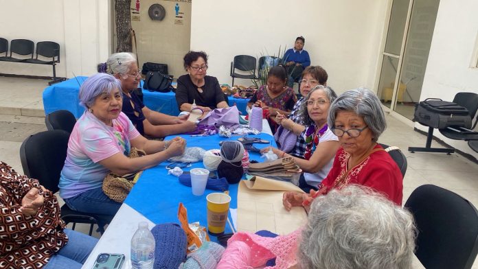 Invita DIF a personas mayores de 60 años a formar parte del Club de Manualidades