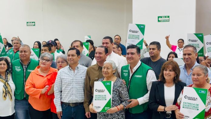 Entregan escrituras a familias acuñenses y brindan certeza jurídica sobre su patrimonio