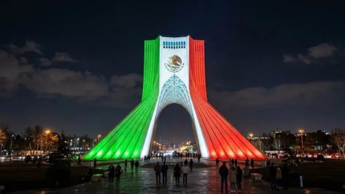 Torre Azadi de Irán se ilumina con los colores de México por el 216 aniversario de la Independencia