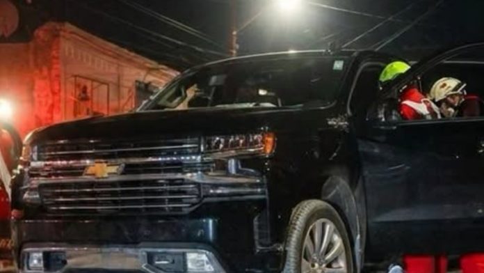 Madre ignora señal de alto y circula a exceso de velocidad; muere su hijo de 13 años en choque en Saltillo